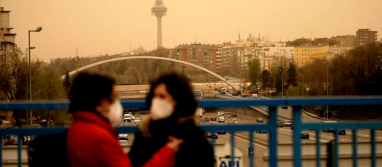 Foto The 'green' aftermath of haze: mud reduces solar output by up to 15%.